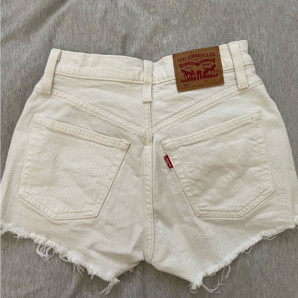 501 levi white shorts